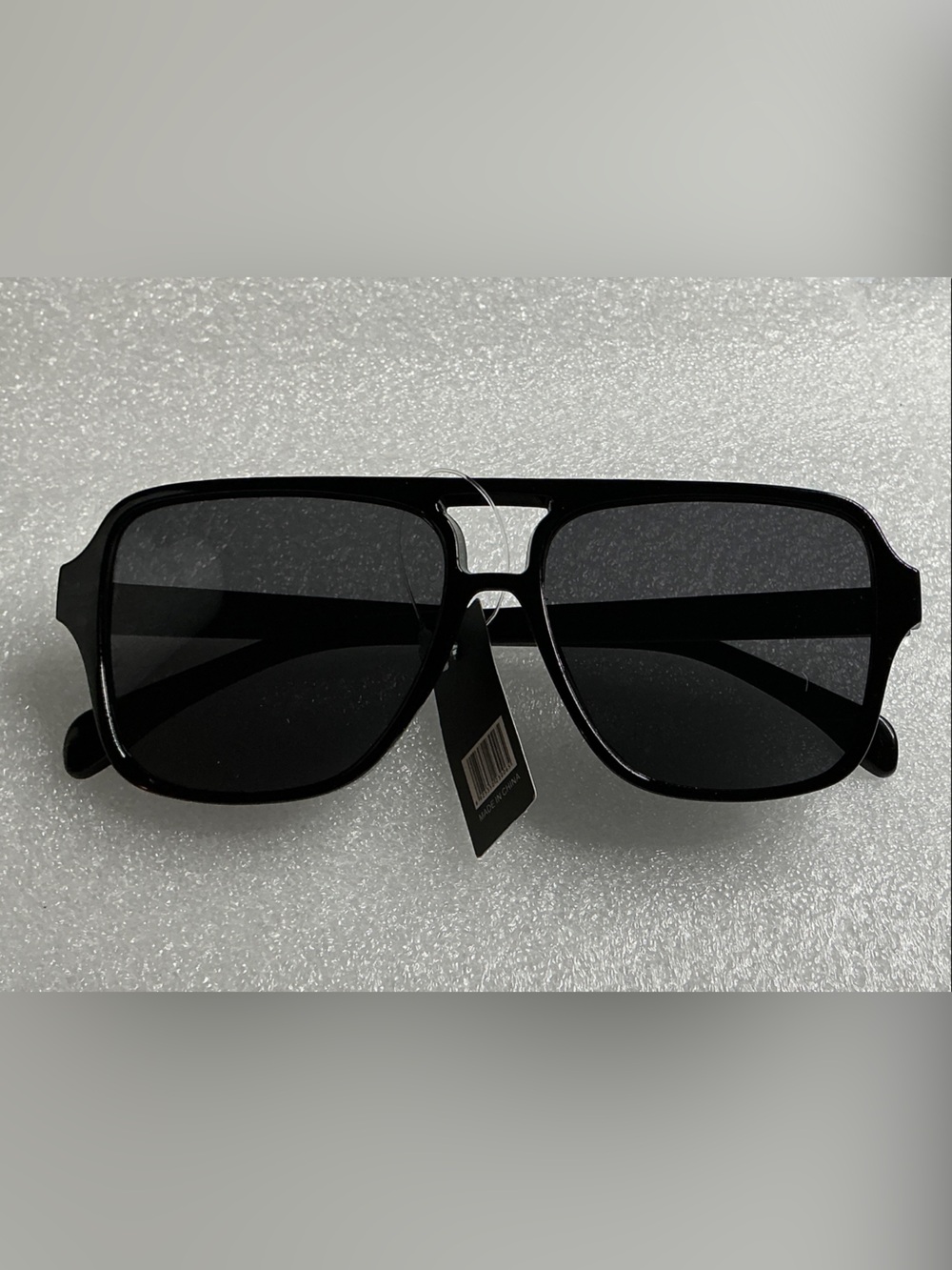 Black Men's Aviator-Style Sunglasses - Stylish UV Shades